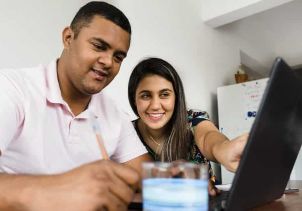 Young couple making a plan 1000 x 700